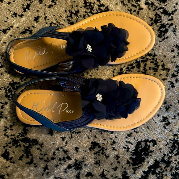 Sandals summer style very pretty lightly worn smoke free home!! - Picture 1 of 2